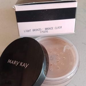 Mary kay Silky Setting Powder Light Bronze.
